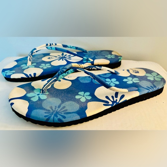 Blue Hawaiian Print Flip-Flops - Picture 3 of 3